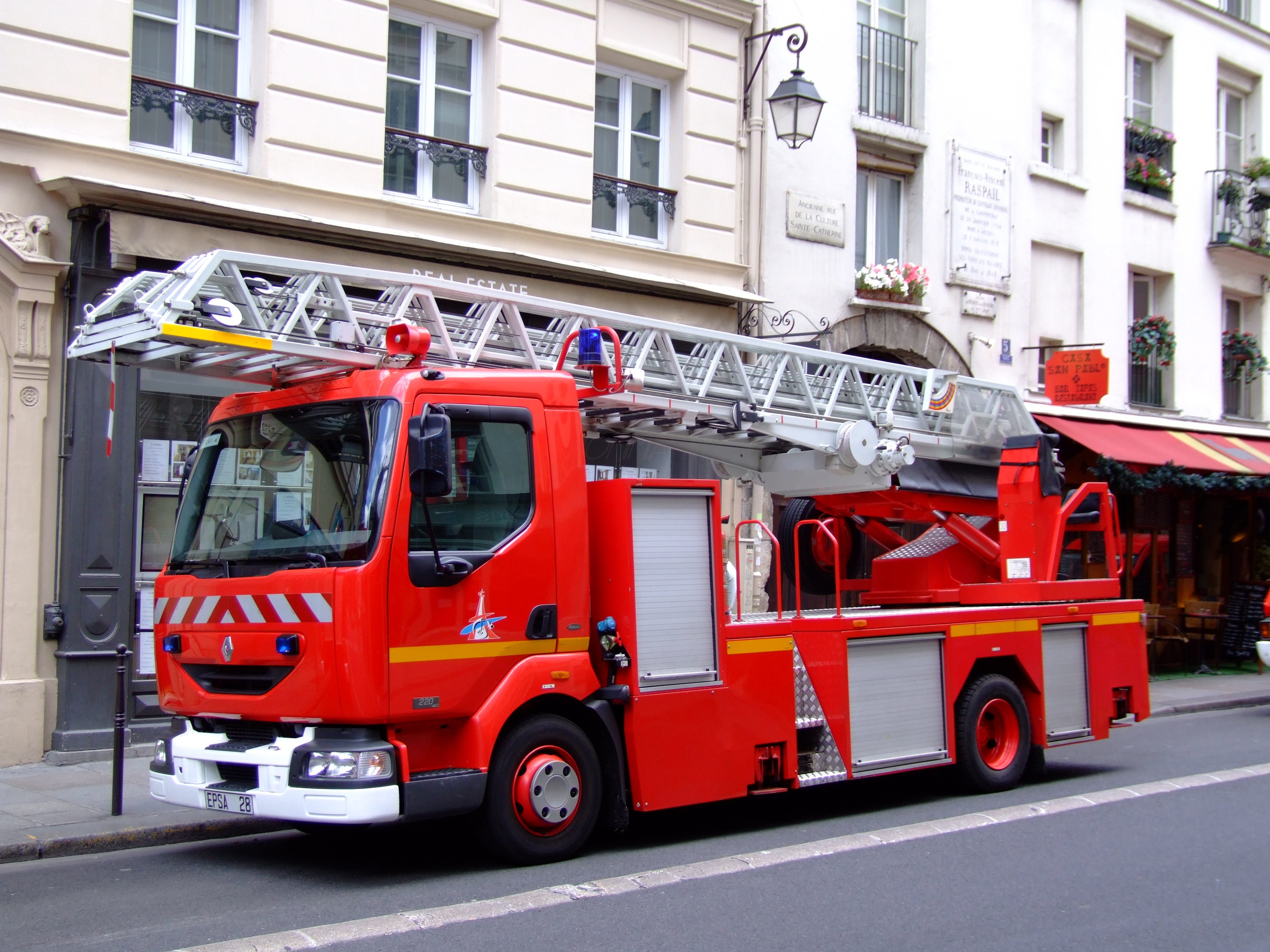 un impressionnant incendie dans le vieux lyon tonic radio hit pop music