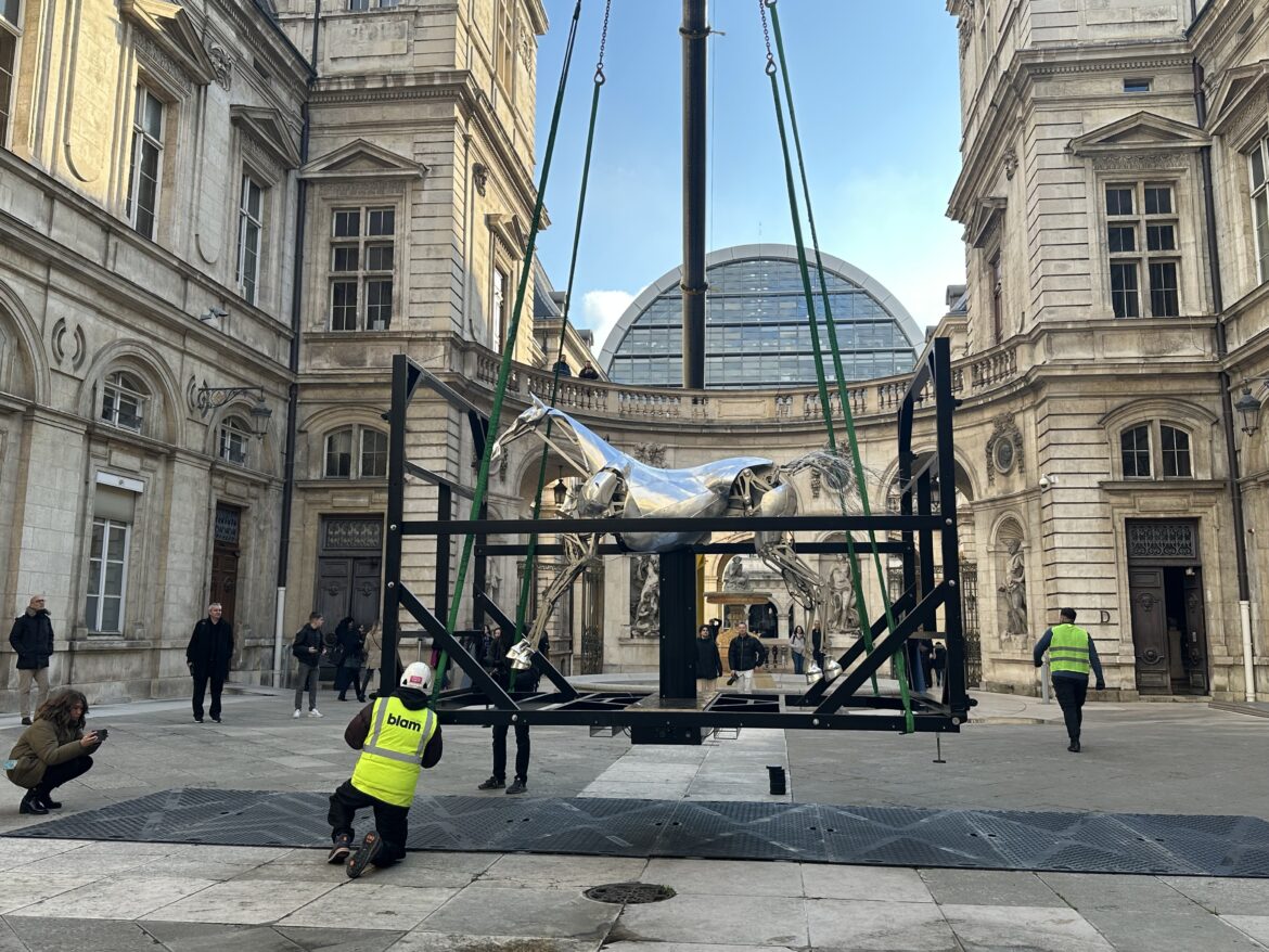 Installation du cheval métallique Zeus, célèbre pour son apparition à l'ouverture des JO 2024.