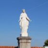 À Fleurieu-sur-Saône, la statue de la Vierge vandalisée à la peinture noire